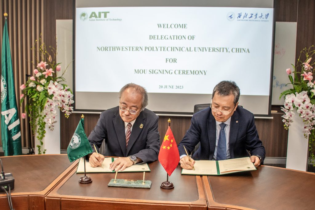 AIT Presidet Prof. Kazuo Yamamoto and NPU Vice President Chengyi Hou signing the MoU renewal