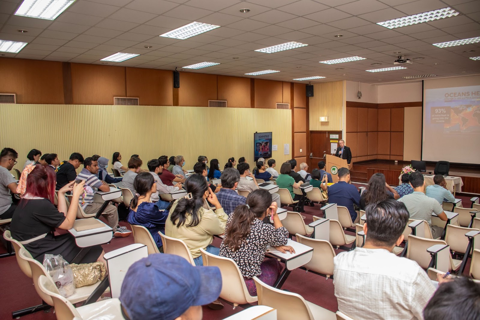 Seminar hall with participants and Prof. McLean