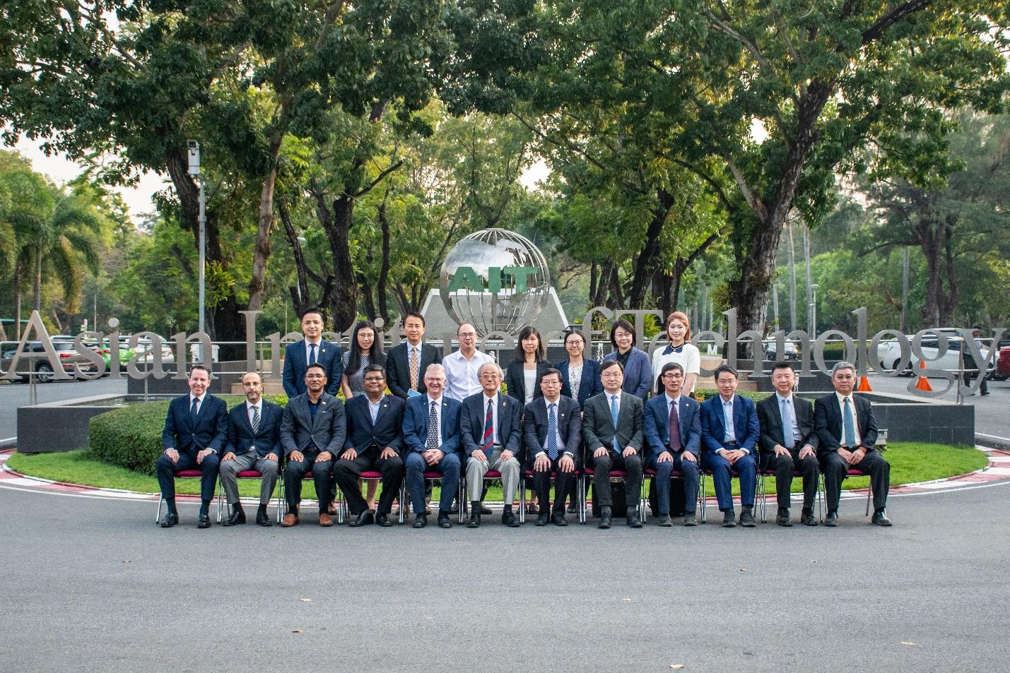 Group photo of AIT and Tsinghua University delegates
